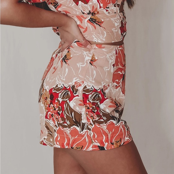 MINKPINK Floral Linen Shorts - Picture 2 of 4